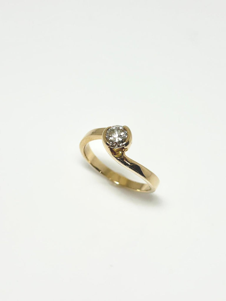 18CT YELLOW GOLD 33PT TWIST SOLITAIRE RING