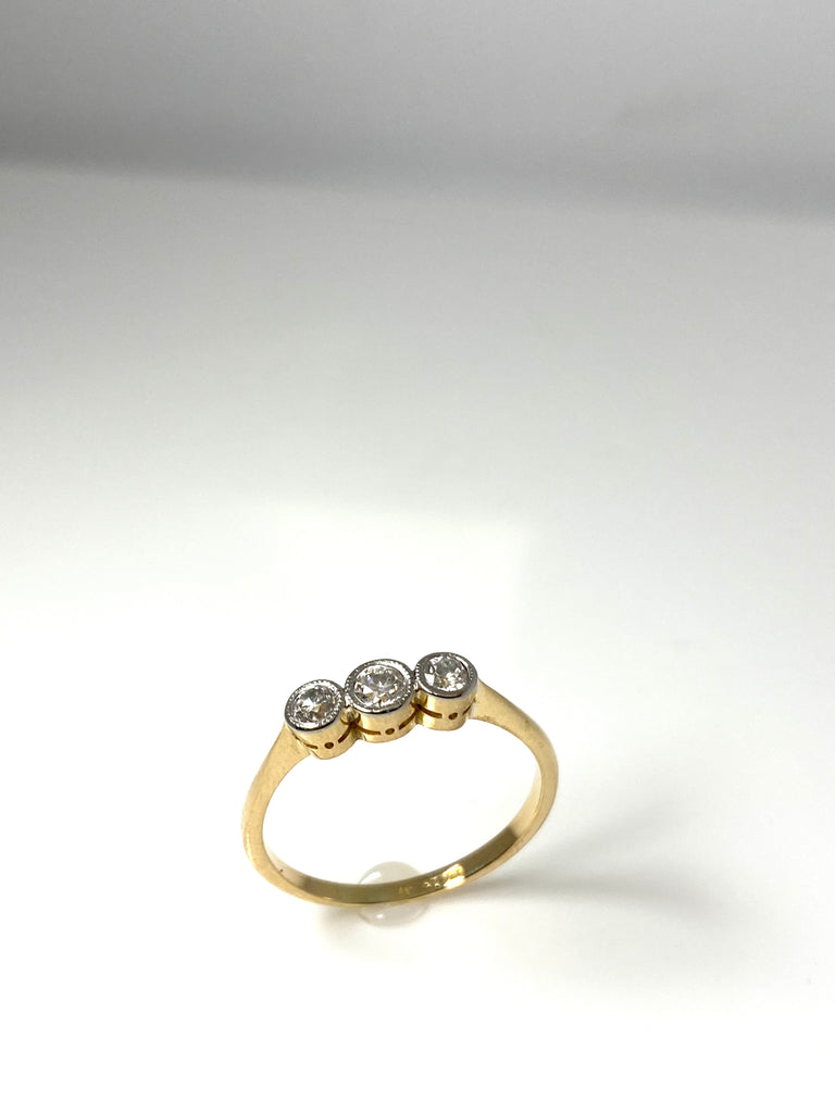 18CT VINTAGE  33PT 3 STONE DIAMOND RING