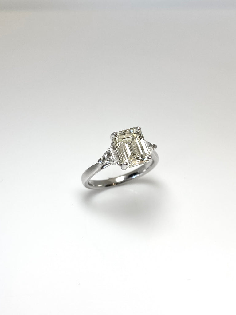 PLATINUM 3.04CTS VARI CUT 3 STONE DIAMOND RING