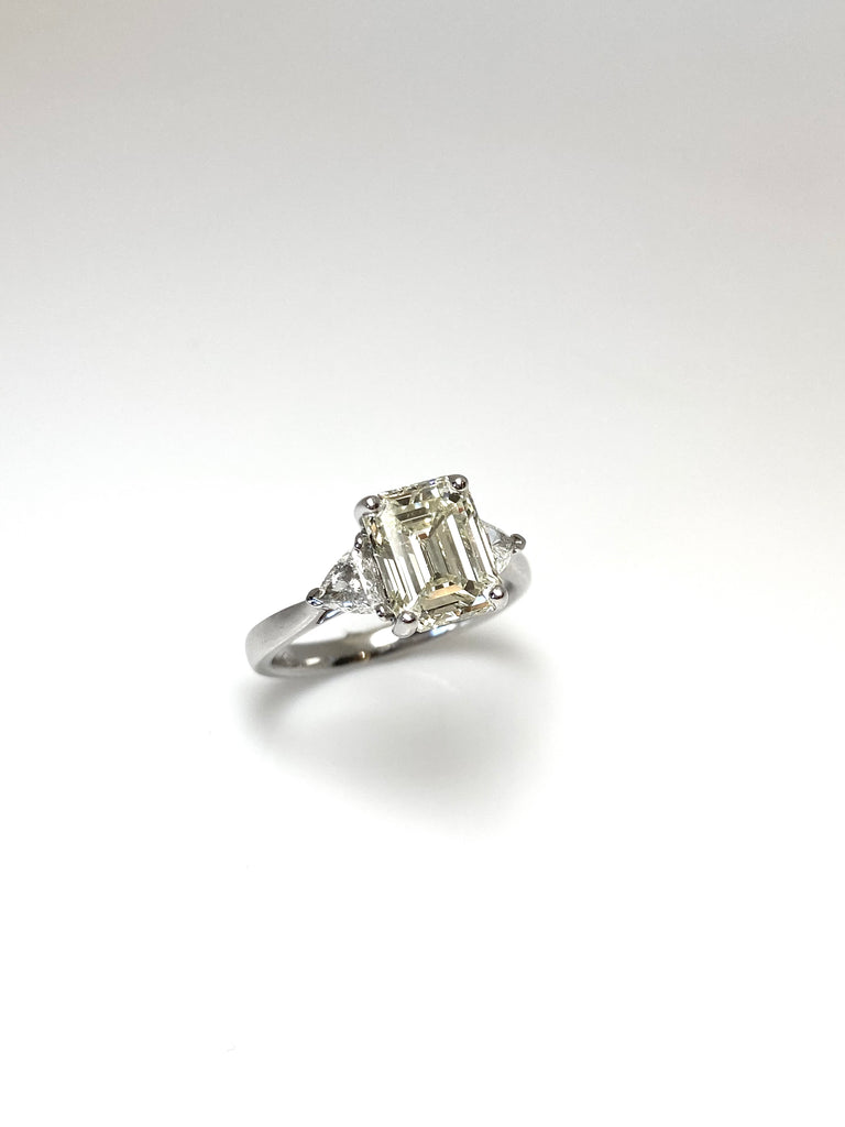 PLATINUM 3.04CTS VARI CUT 3 STONE DIAMOND RING