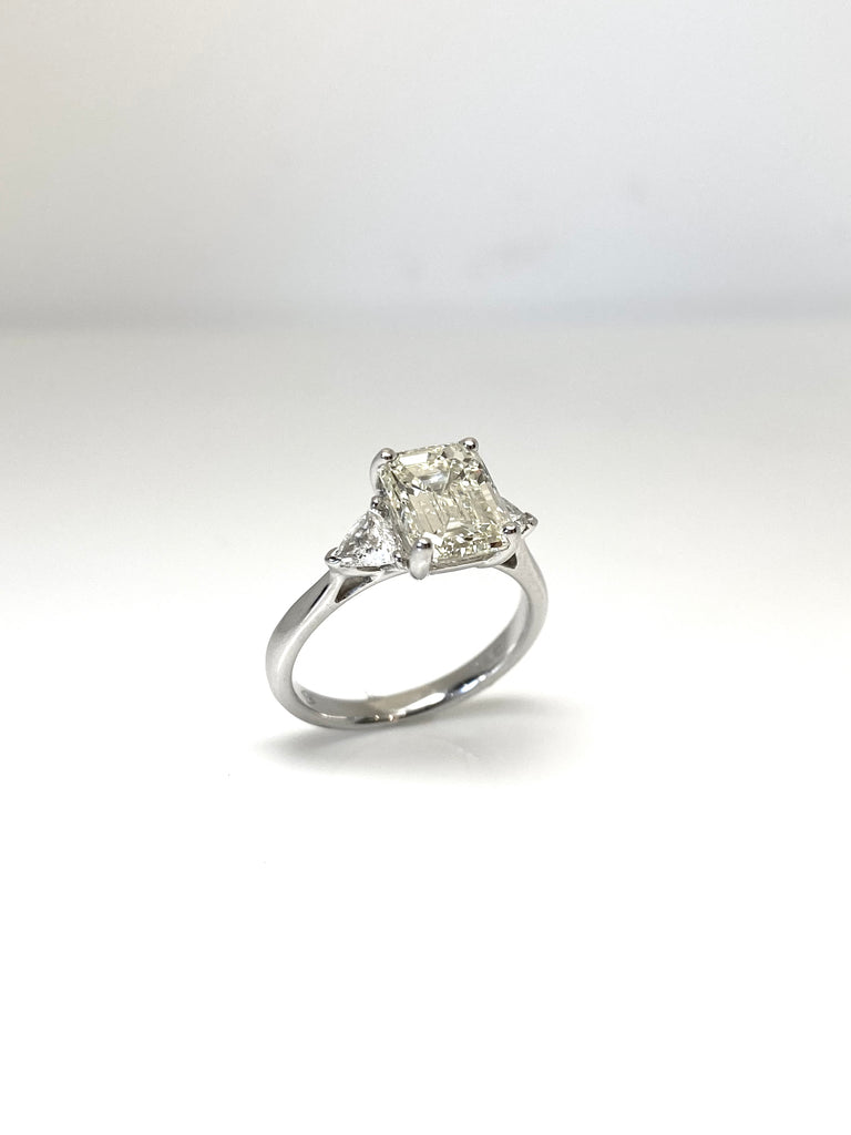 PLATINUM 3.04CTS VARI CUT 3 STONE DIAMOND RING