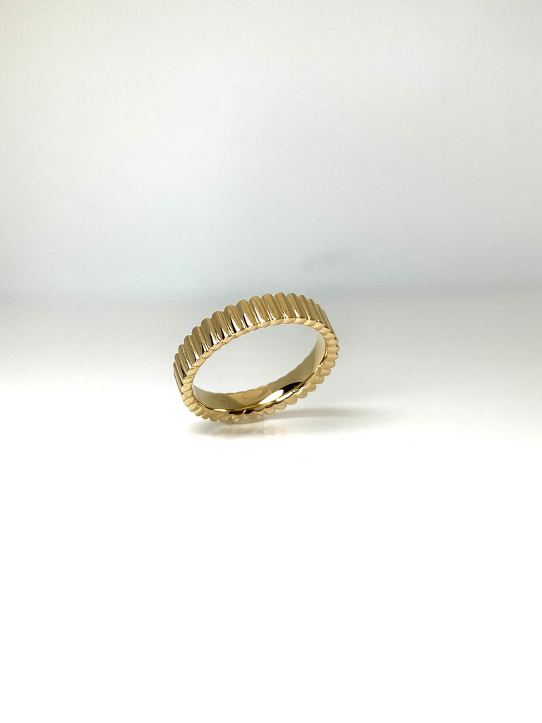 18CT YELLOW GOLD RING WITH PATTERN