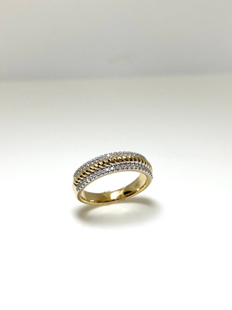 18CT YELLOW GOLD AND 17PT DIAMOND RING