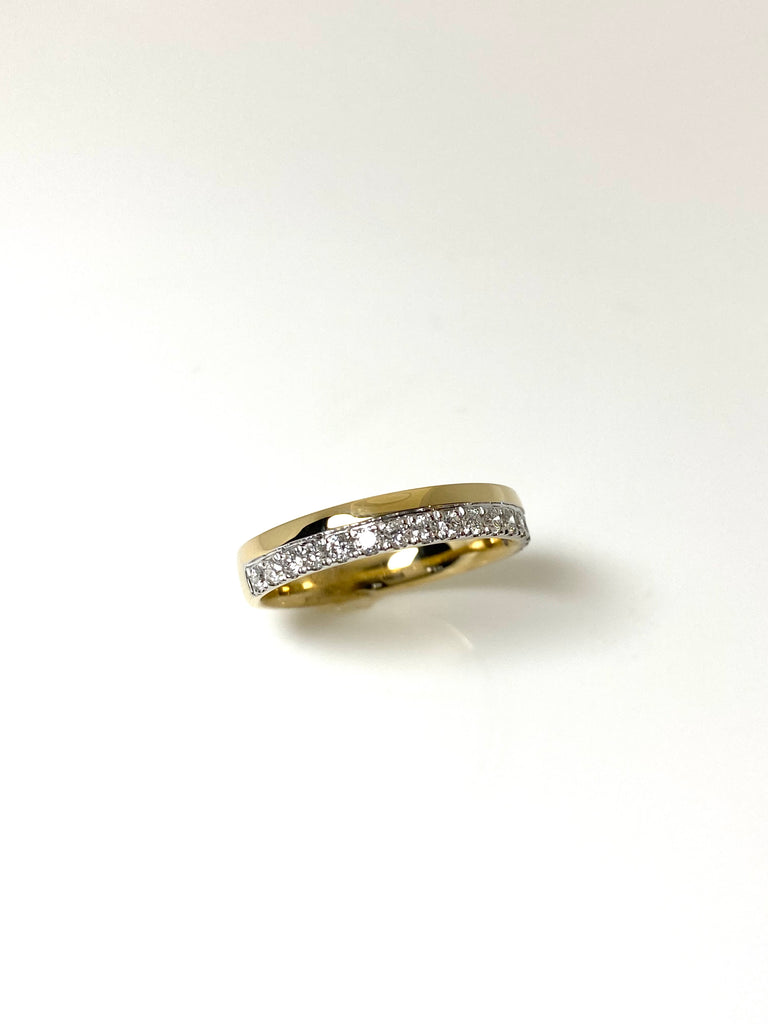 18CT YELLOW GOLD RING WITH ONE ROW OF 28PT DIAMONDS