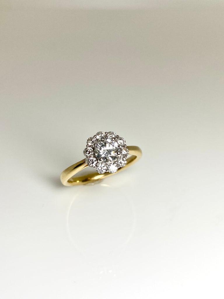 18CT 91PT DIAMOND CLUSTER RING