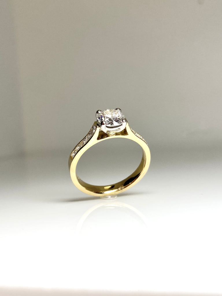 18CT 1.32CT DIAMOND SOLITAIRE WITH DIAMOND SHOULDERS