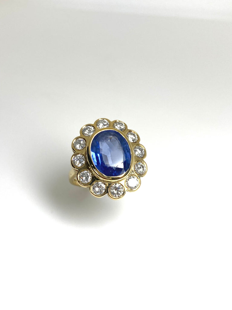 18CT 4.00CT CEYLON SAPPHIRE AND 1.20CT VINTAGE DIAMOND CLUSTER RING