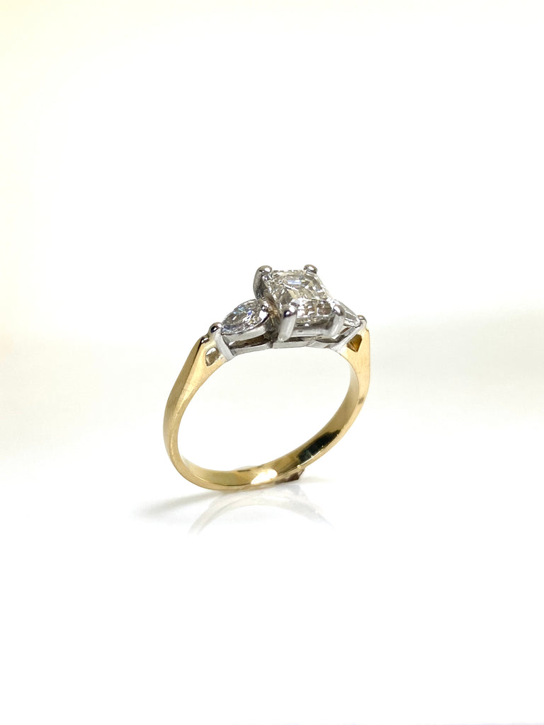 18CT 1.51CT TOTAL TRILOGY DIAMOND RING