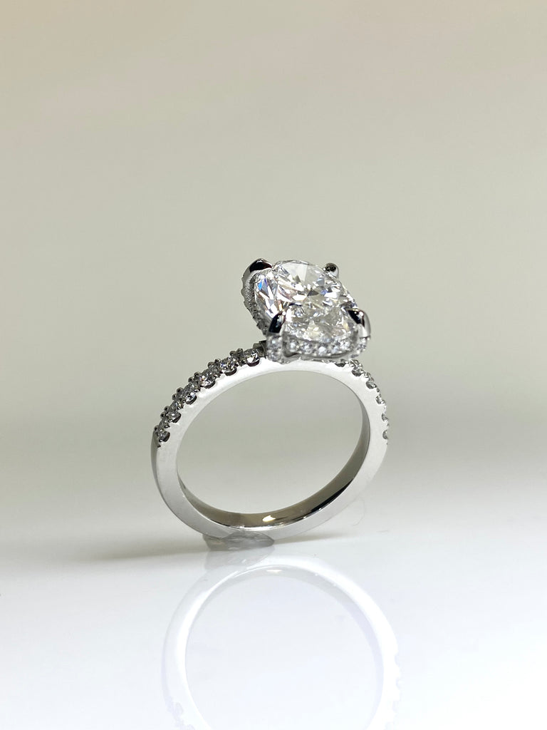 PLATINUM 3.07CT OVAL LABGROWN DIAMOND WITH SHOULDERS