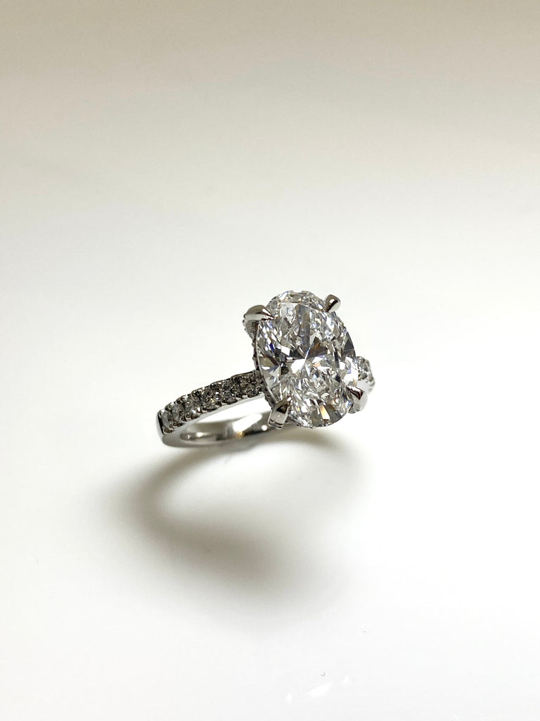 PLATINUM 3.07CT OVAL LABGROWN DIAMOND WITH SHOULDERS