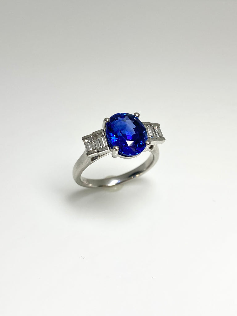 BEAUTIFUL 3.50CT ROYAL BLUE SAPPHIRE RING WITH BAGUETTE DIAMONDS