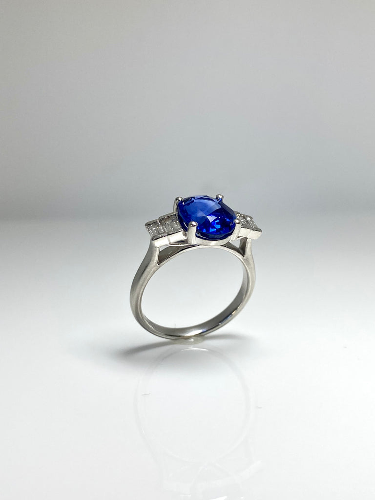 BEAUTIFUL 3.50CT ROYAL BLUE SAPPHIRE RING WITH BAGUETTE DIAMONDS