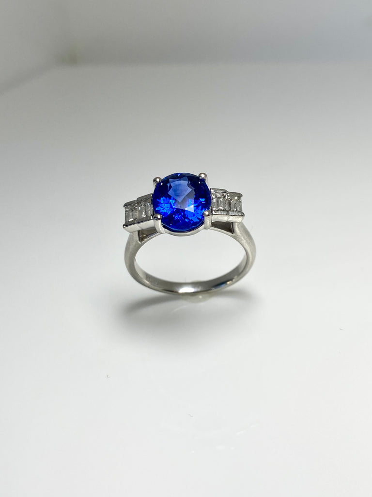 BEAUTIFUL 3.50CT ROYAL BLUE SAPPHIRE RING WITH BAGUETTE DIAMONDS