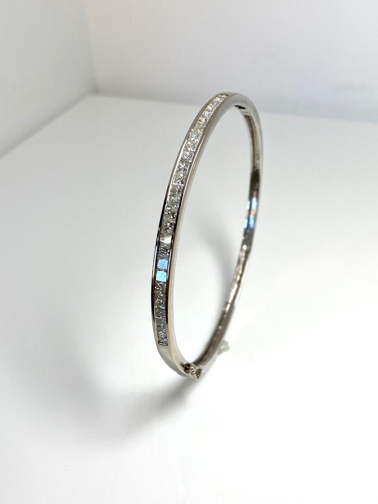 18CT WHITE GOLD 3.00CTS DIAMOND BANGLE