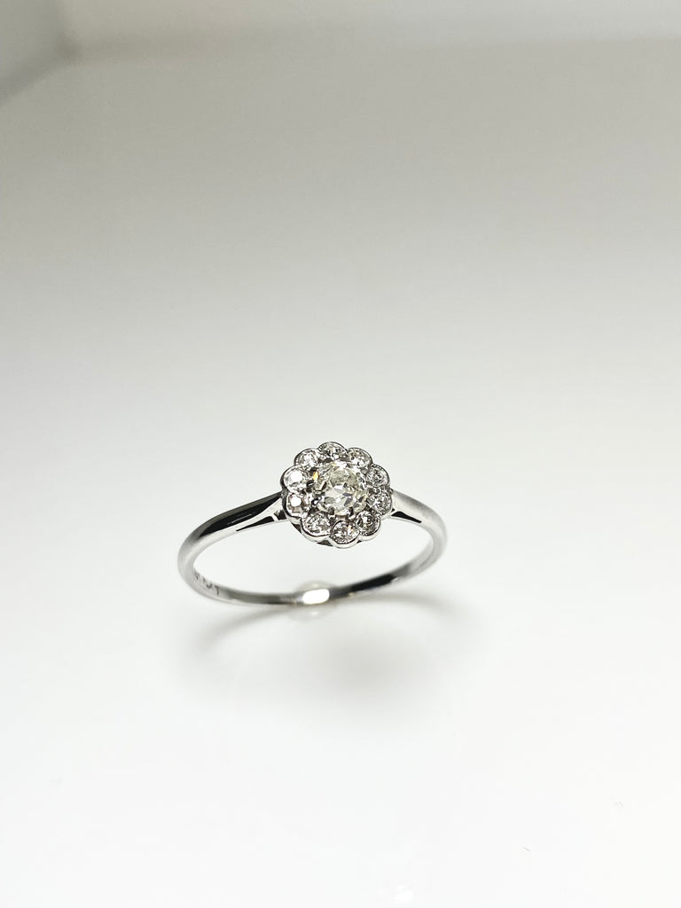 VINTAGE 18CT AND PLATINUM 25PT DAISY CLUSTER RING