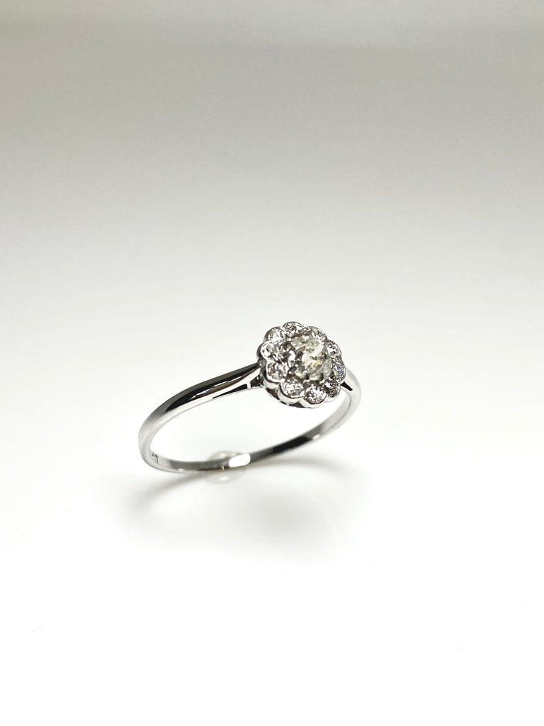 VINTAGE 18CT AND PLATINUM 25PT DAISY CLUSTER RING