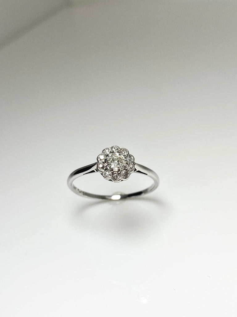 VINTAGE 18CT AND PLATINUM 25PT DAISY CLUSTER RING