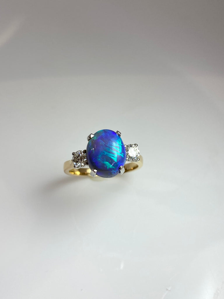 18CT 3.29CT BLACK OPAL AND DIAMOND TRILOGY RING