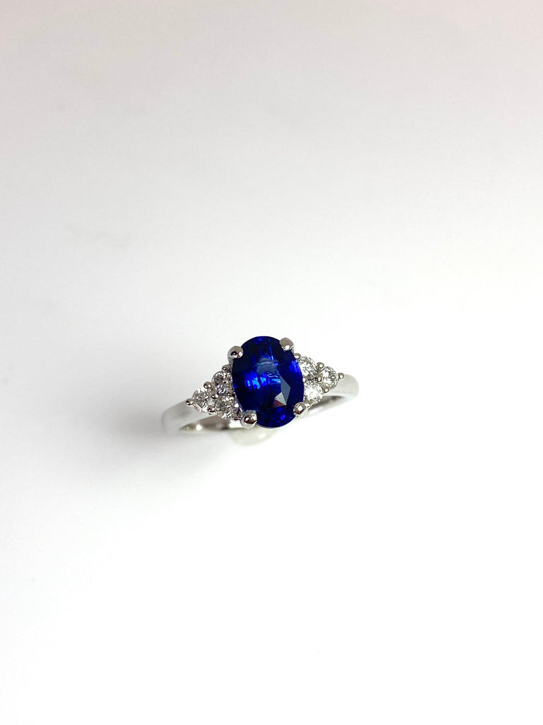 OVAL SAPPHIRE PLATINUM RING 