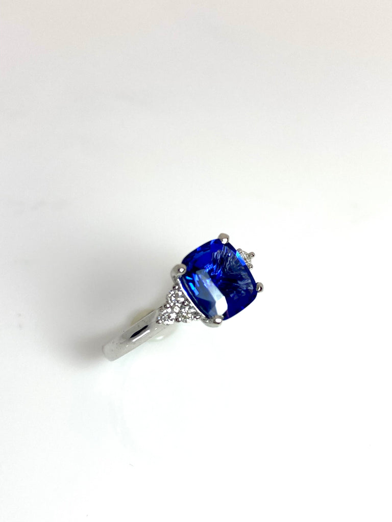 PLATINUM 2.07CT SRI LANKAN SAPPHIRE WITH TREFOIL SHOULDERS