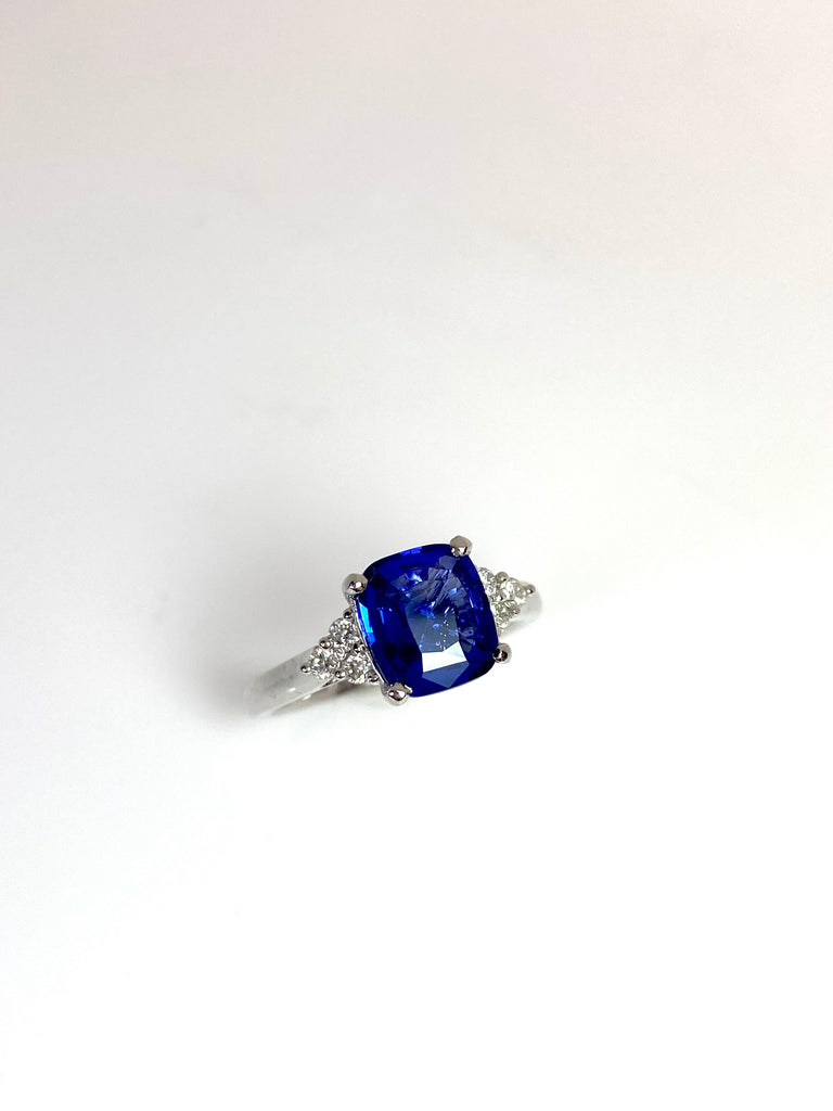 PLATINUM 2.07CT SRI LANKAN SAPPHIRE WITH TREFOIL SHOULDERS