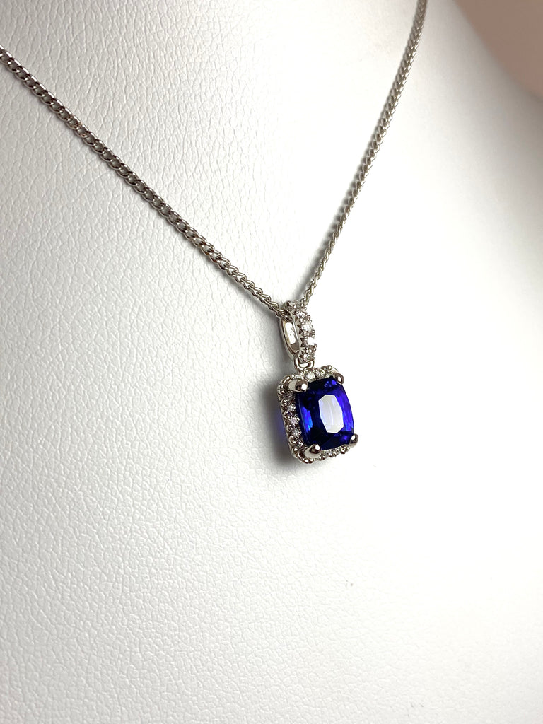 18CT WHITE GOLD ROYAL BLUE SAPPHIRE DIAMOND HALO PENDANT