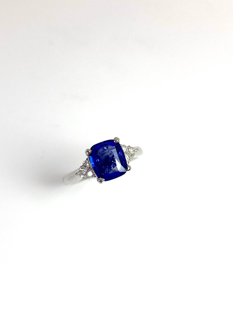 CUSHION ROYAL BLUE SAPPHIRE 